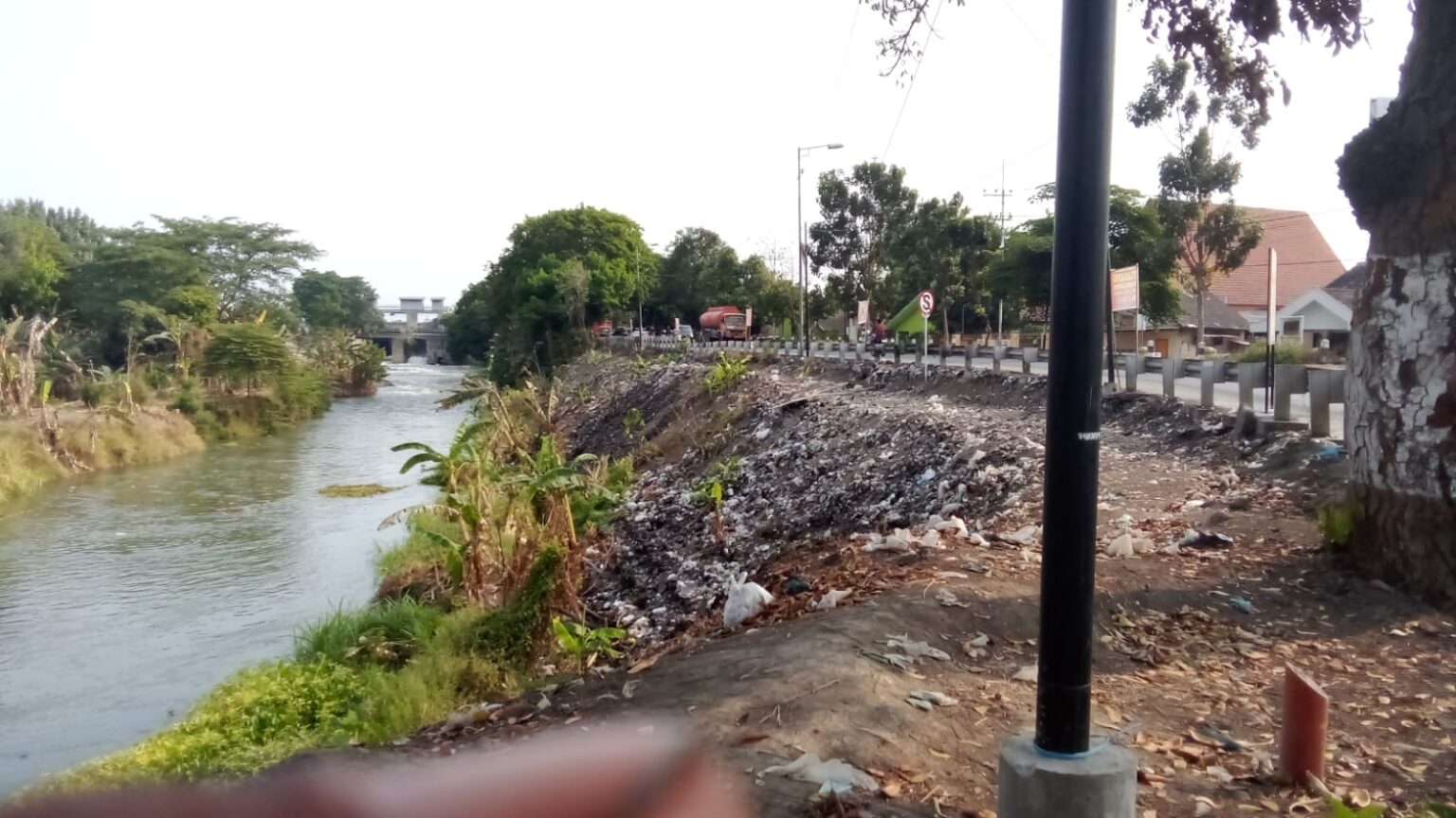 Tumpukan Sampah Di tebing Sungai Brantas Desa Mlirip