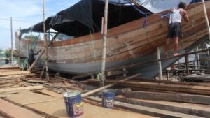 Proses pembuatan kapal kayu tradisional