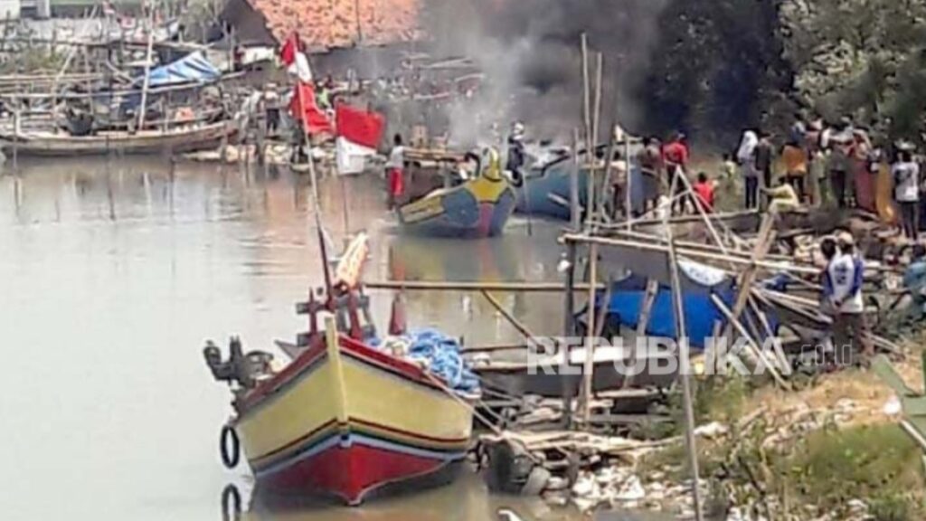 Kapal Fiber Terbakar di Kali Kertawinangun Sebuah kapal milik nelayan terbakar di pinggir Kali Kertawinangun, Kecamatan Kandanghaur, Kabupaten Indramayu, Jawa Barat, Kamis (24/8/2023).