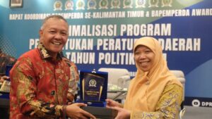 Fitri Maisyaroh, Anggota DPRD Kaltim saat menerima penghargaan
