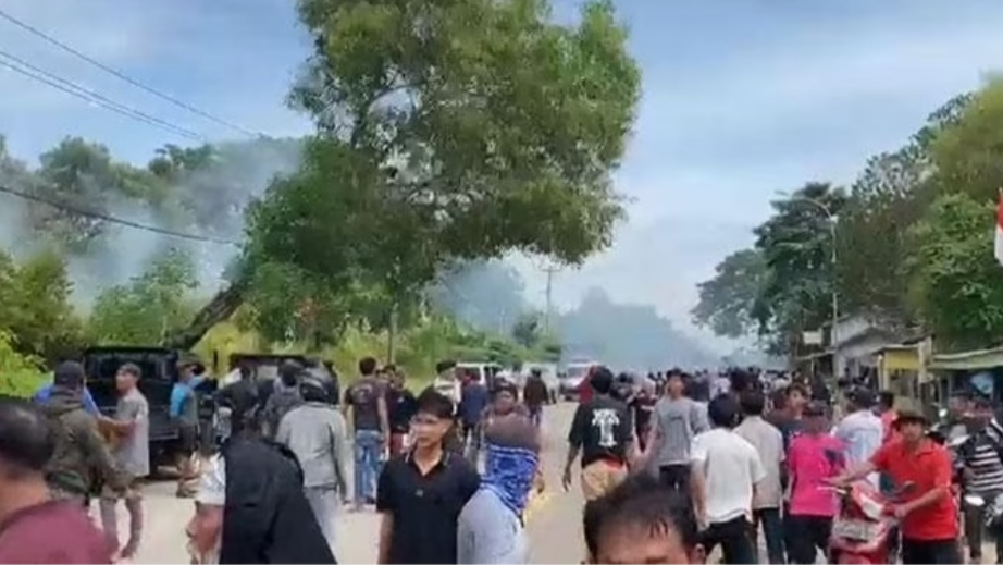 Warga Asli dan Nelayan di Pulau Rempang Terancam Digusur Warga bentrok dengan aparat gabungan dari beragam kesatuan dengan mengendarai 60 armada kendaraan saat berupaya masuk ke Pulau Rempang, Kota Batam, Provinsi Riau. Twitter