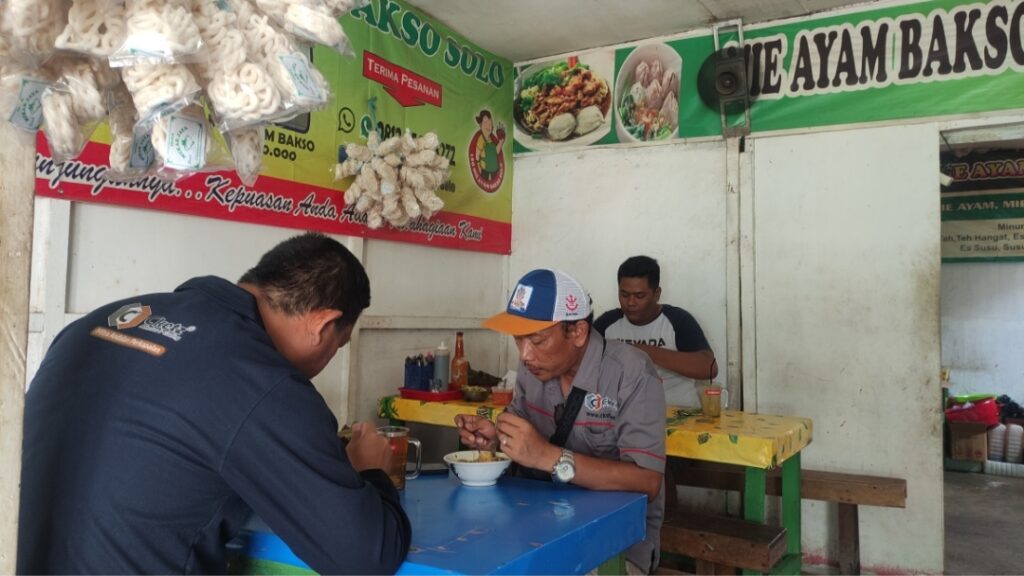 Mei Ayam Bakso Solo Samarinda Seberang, Sensasi Kuah Kental dan Pentol yang Lezat Pengunjung sedang menikmati mie ayam bakso solo Samarinda Seberang