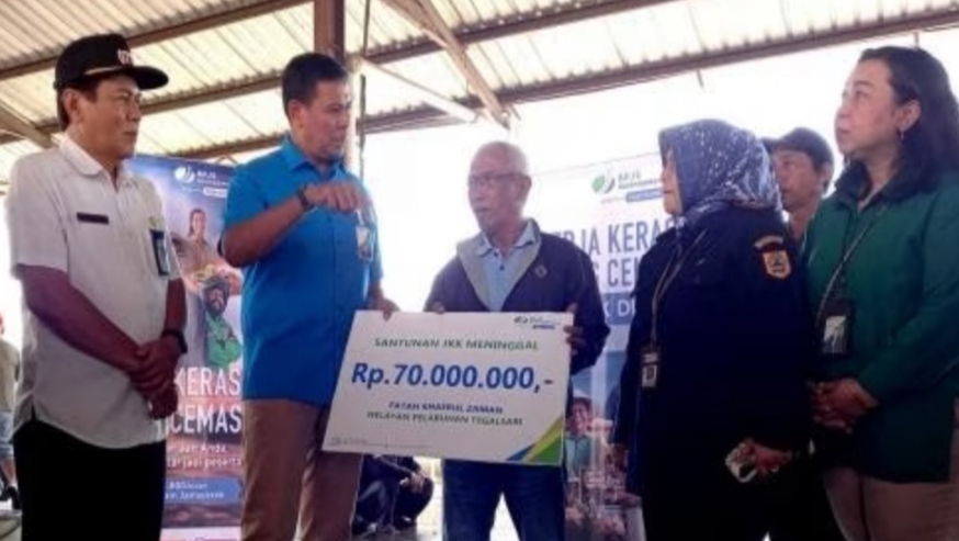 Nelayan Pelabuhan Tegalsari Dapat Santunan JKK 70 Juta dari BPJS Ketenagakerjaan Dirut BPJS Ketenagakerjaan, Anggoro Eko Cahyo secara simbolis memberikan santunan kepada keluarga peserta. (Foto: Nino/iNewsTegal.id)