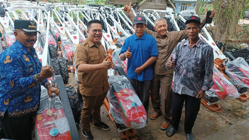 Rendi Solihin Berikan Alsintan untuk Meningkatkan Pertanian dan Kesejahteraan Petani Alsintan