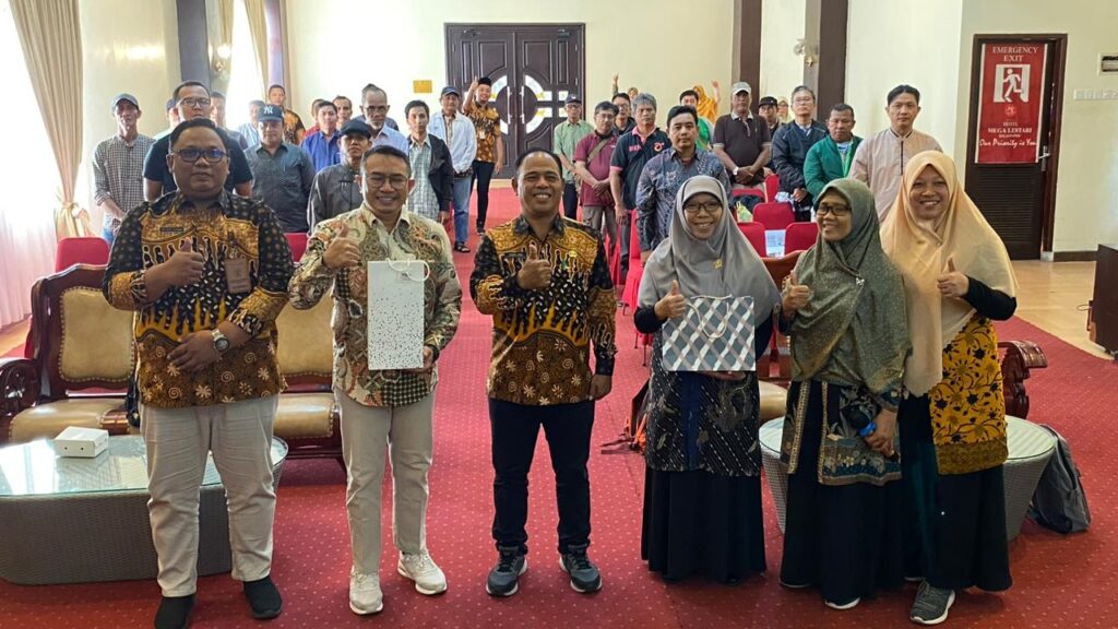 Fitri Maisyaroh, Anggota DPRD Kaltim (kerudung abu-abu) saat menjadi narasumber seminar untuk ayah di Balikpapan, Kamis(12/10/2023)