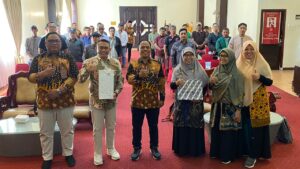 Fitri Maisyaroh, Anggota DPRD Kaltim (kerudung abu-abu) saat menjadi narasumber seminar untuk ayah di Balikpapan, Kamis(12/10/2023)