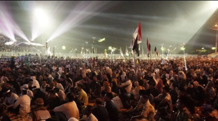 Ribua Warga Samarinda Bergembira Bersama Gus Iqdam Salawat Bersama