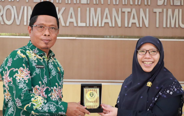 Inspirasi Pemimpin Masa Depan: Kunjungan MTs Negeri Samarinda ke DPRD Kaltim Komisi IV DPRD Kaltim