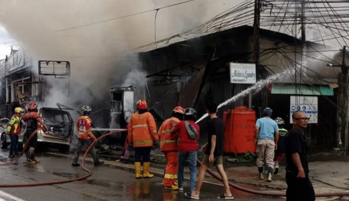 Kebakaran POM Mini Damkar Kota Samarinda Turun Tangan Damkar Samarinda
