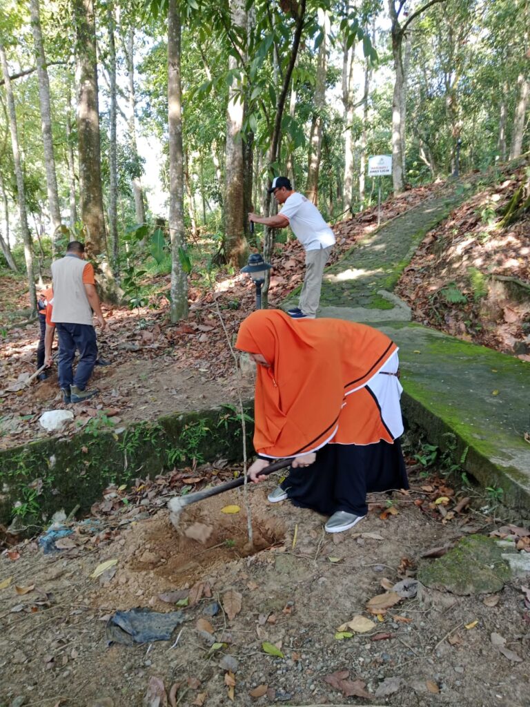 Fitri Maisyaroh Ajak Warga Balikpapan Jaga Lingkungan Lewat Penanaman Sejuta Pohon