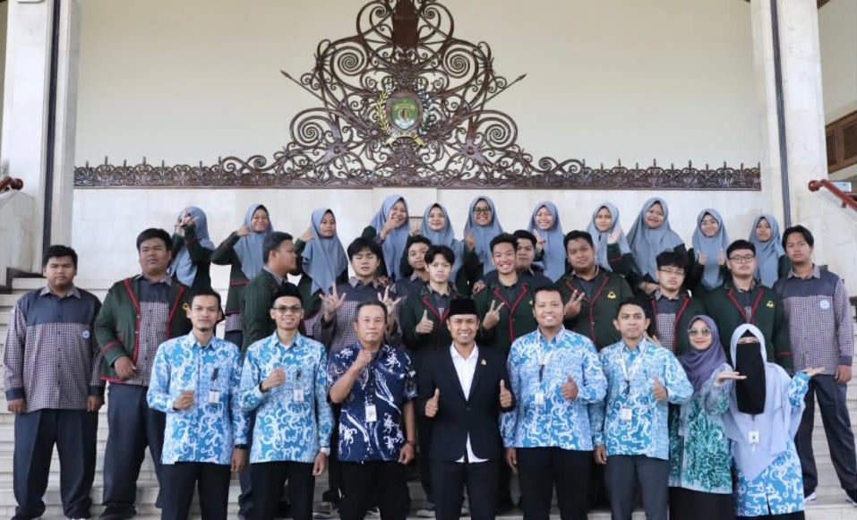 SMA Fastabiqul Khairat Samarinda Menguak Dinamika DPRD Kaltim