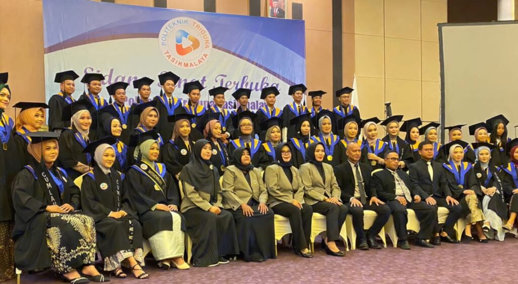 Wisuda ke-14 Politeknik Triguna Tasikmalaya, 116 Lulusan Siap Menapaki Dunia Kerja mahasiswa