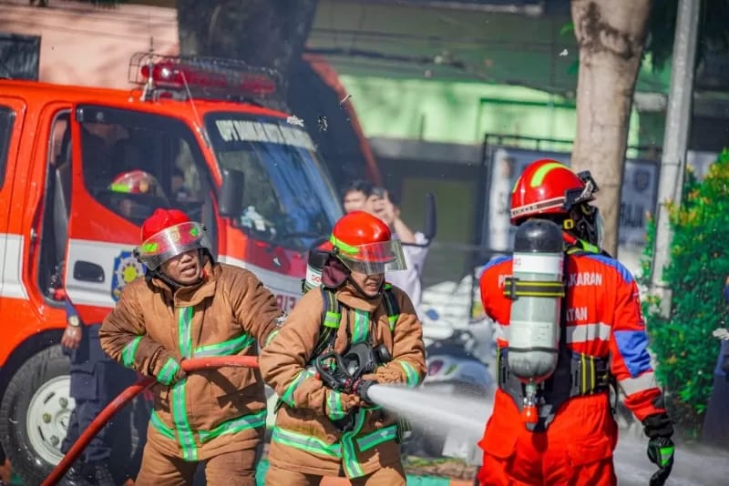 Yosep Udau Dorong Kenaikan Gaji Petugas Pemadam Kebakaran Desa Yosep Udau Dorong Kenaikan Gaji Petugas Pemadam Kebakaran Desa