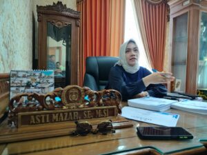 Asti Mazar Soroti Lambannya Progres Pekerjaan Dinas di Kutai Timur