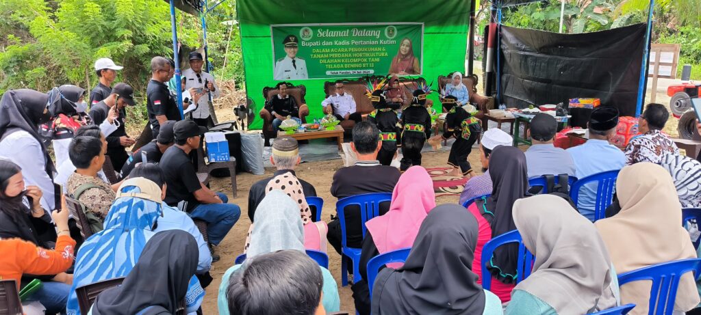 Kutim Luncurkan Program Pendidikan Gratis, Siswa TK hingga SMP Akan Dapat Seragam dan Buku seragam dan buku