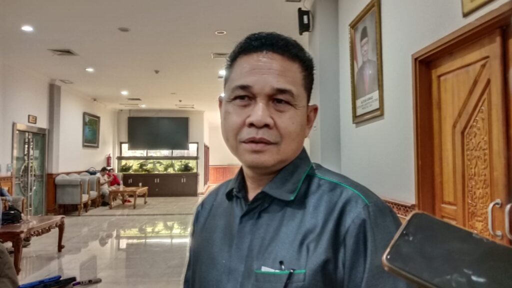 Ketua DPRD Kutai Timur Minta KPC Ubah Plat Nomor untuk Pajak Kendaraan Ketua DPRD Kutai Timur Minta KPC Ubah Plat Nomor untuk Pajak Kendaraan