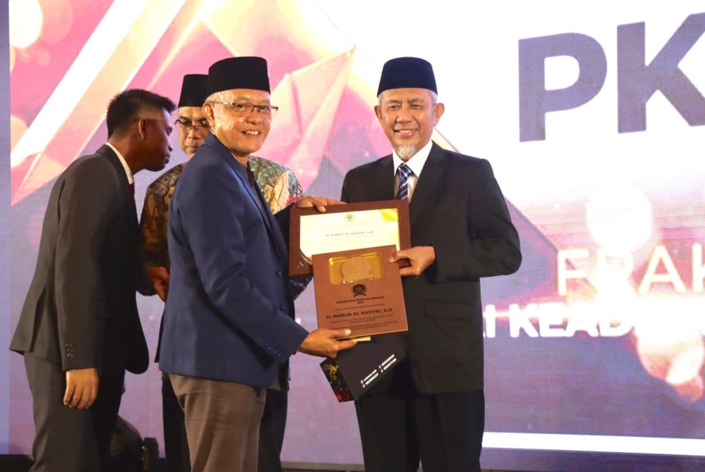 Harun Al Rasyid Terima BK Award 2024 di Acara Bergengsi Kaltim Harun Al Rasyid Terima BK Award 2024 di Acara Bergengsi Kaltim