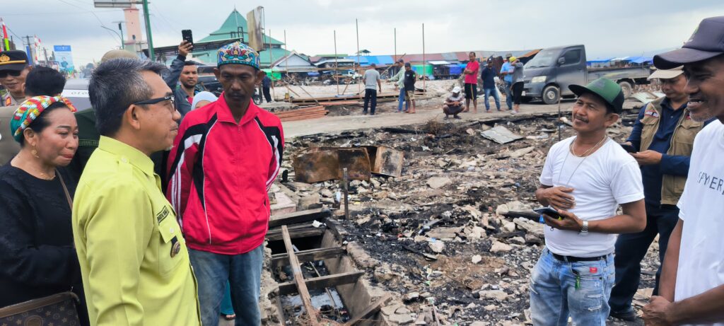 Kebakaran Hebat Hanguskan 408 Kios di Pasar Sangkulirang, Bupati Kutim Tinjau Lokasi Kebakaran Hebat Hanguskan 408 Kios di Pasar Sangkulirang, Bupati Kutim Tinjau Lokasi