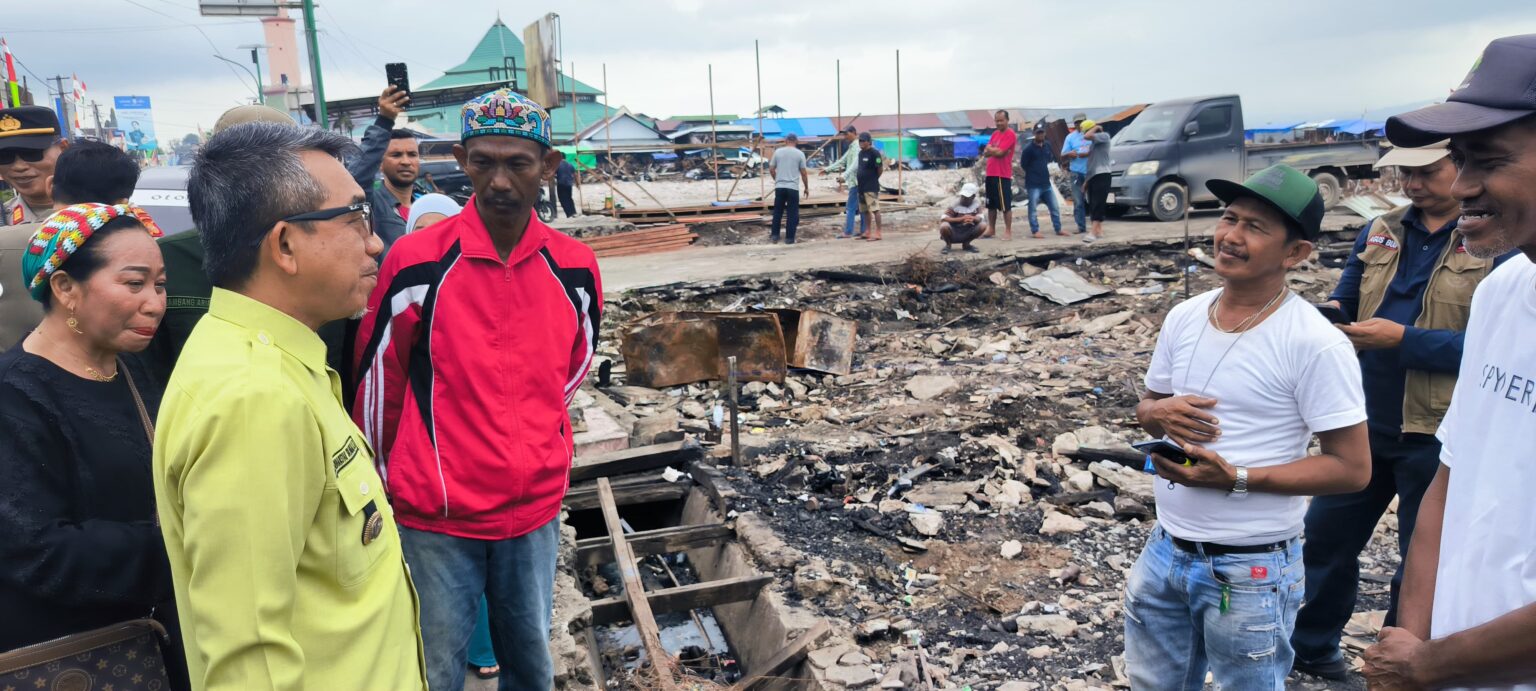 Kebakaran Hebat Hanguskan 408 Kios di Pasar Sangkulirang, Bupati Kutim Tinjau Lokasi