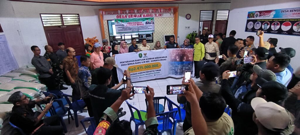 Bupati Kutim Ardiansyah Serahkan Bantuan kepada Korban Kebakaran Pasar Sangkulirang Bupati Kutim Ardiansyah Serahkan Bantuan kepada Korban Kebakaran Pasar Sangkulirang