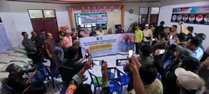 Bupati Kutim Ardiansyah Serahkan Bantuan kepada Korban Kebakaran Pasar Sangkulirang