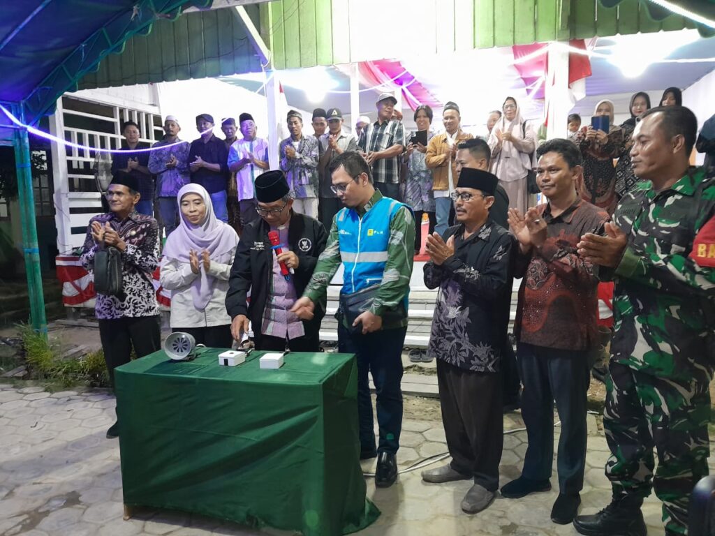 290 Rumah di Desa Pengadan Baru Terhubung Listrik, Sisa 25 KK Terkendala Administrasi Listrik