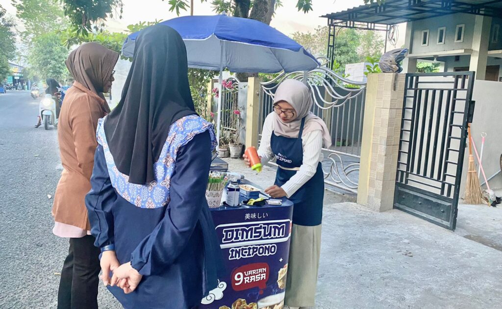 Sejak SD Punya Jiwa Usaha , Zuariska Pulang  Bekerja Tak Canggung Layani Pembeli Dimsum Zuariska Ayu