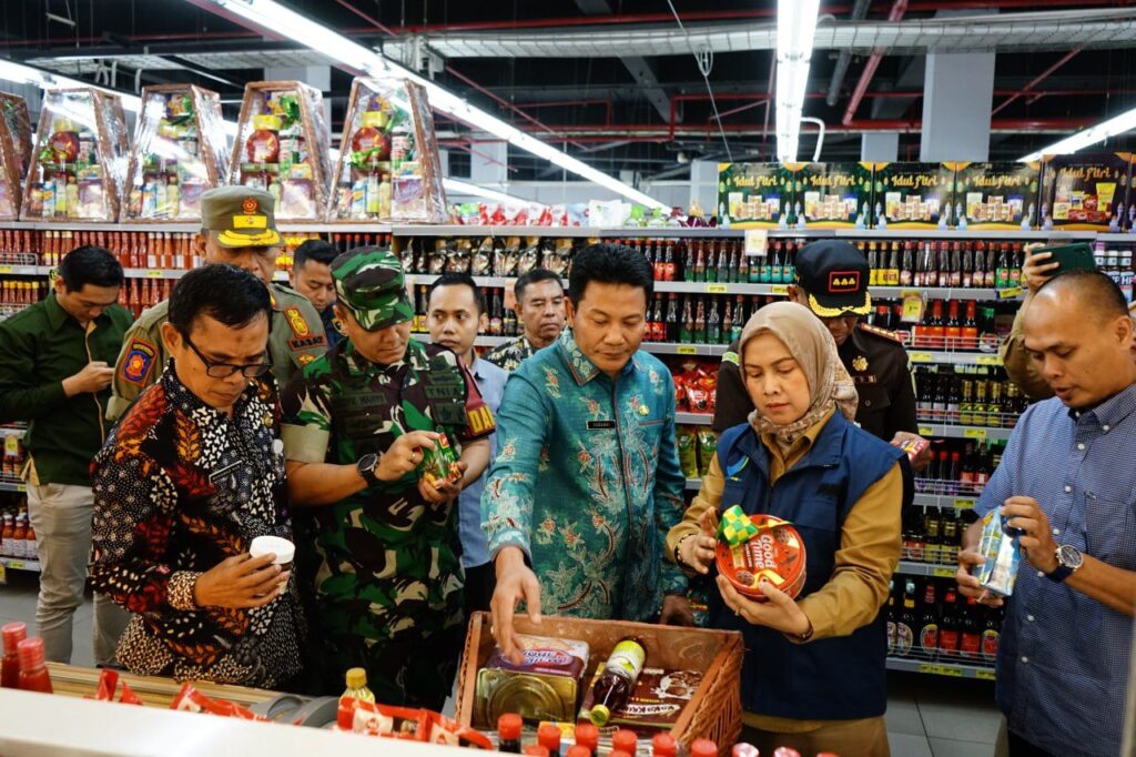 Forkopimda Sidoarjo Sidak Supermarket, Pastikan Makanan dan Minuman Aman Jelang Lebaran Forkopimda