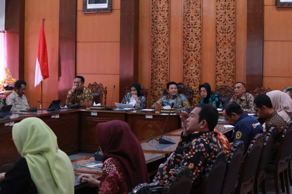 Bupati Sidoarjo Pimpin Rapat Koordinasi Perbaikan Jalan : Targetkan Rampung Sebelum Idulfitri 1446 H