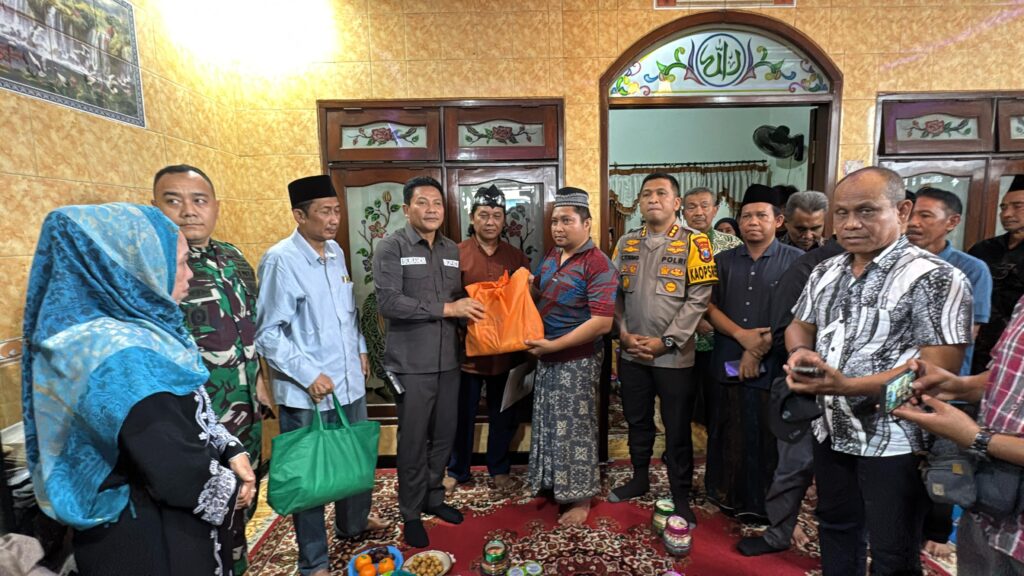 Bupati Sidoarjo dan Forkopimda Takziah ke Keluarga Korban Tragedi Tanah Longsor di Pacet Mojokerto takziah