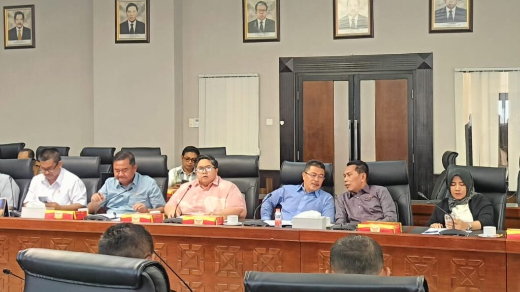 Emira Moeis Desak Kesiapan Total Disdik Jelang SPMB 2025 Emira Moeis Desak Kesiapan Total Disdik Jelang SPMB 2025