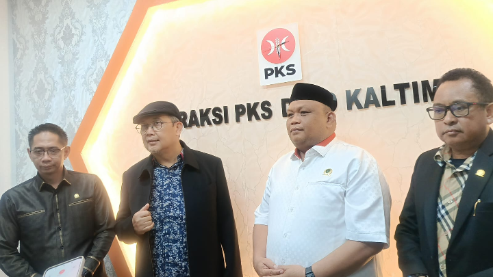 KH Aus Hidayat Nur Puji “Hari Aspirasi” Fraksi PKS Kaltim, Sejalan dengan Program DPR RI Kunjungan Komisi II DPR RI ke DPRD Kaltim ungkap pentingnya ruang dengar rakyat di daerah.