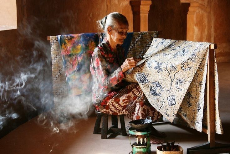Hari Batik Nasional: Menyelami Makna Sakral di Balik Motif Klasik Hari Batik Nasional: Menyelami Makna Sakral di Balik Motif Klasik