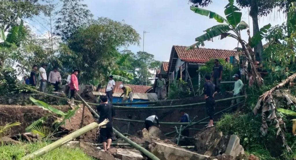 Warga saat memperbaiki saluran irigasi pasca longsor