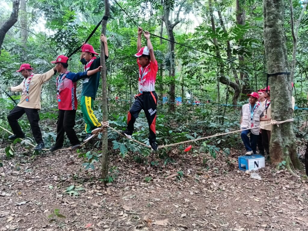 Di Atas Tali, Peserta Jamnas XII Belajar Saling Percaya Di Atas Tali, Peserta Jamnas XII Belajar Saling Percaya
