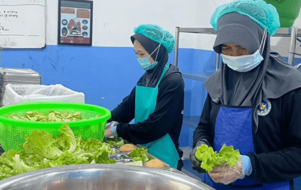 SPPG De La Tina Terapkan SOP Higiene, Relawan Wajib Gunakan APD APD SPPG De La Tina (.Ist)