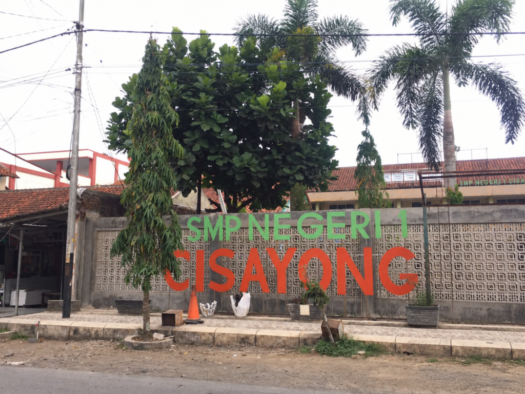 Gerbang SMPN 1 Cisayong yang belum rampung dibangun.