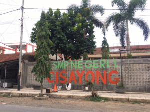 Target Rp5 Juta per Kelas SMPN 1 Cisayong untuk Bangun Gerbang Dipersoalkan Gerbang SMPN 1 Cisayong yang belum rampung dibangun.